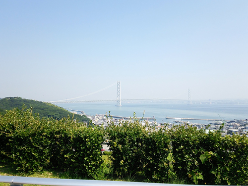 「淡路島のオリーブ」への道すがらの「明石海峡大橋」